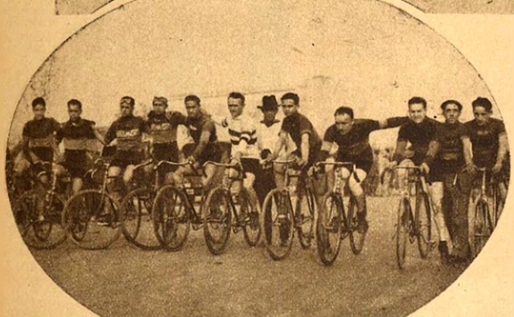 En la década de 1930, la indumentaria acostumbrada entre ciclistas no era compleja: shorts ajustados a media pierna, playeras de manga corta, jerseys para el frío y calcetines cortos, probablemente para evitar ensuciarlos con la grasa de las cadenas. Archivo EL UNIVERSAL.