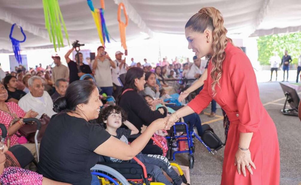 Evelyn Salgado entrega aparatos funcionales a 355 familias guerrerenses. Foto: Especial