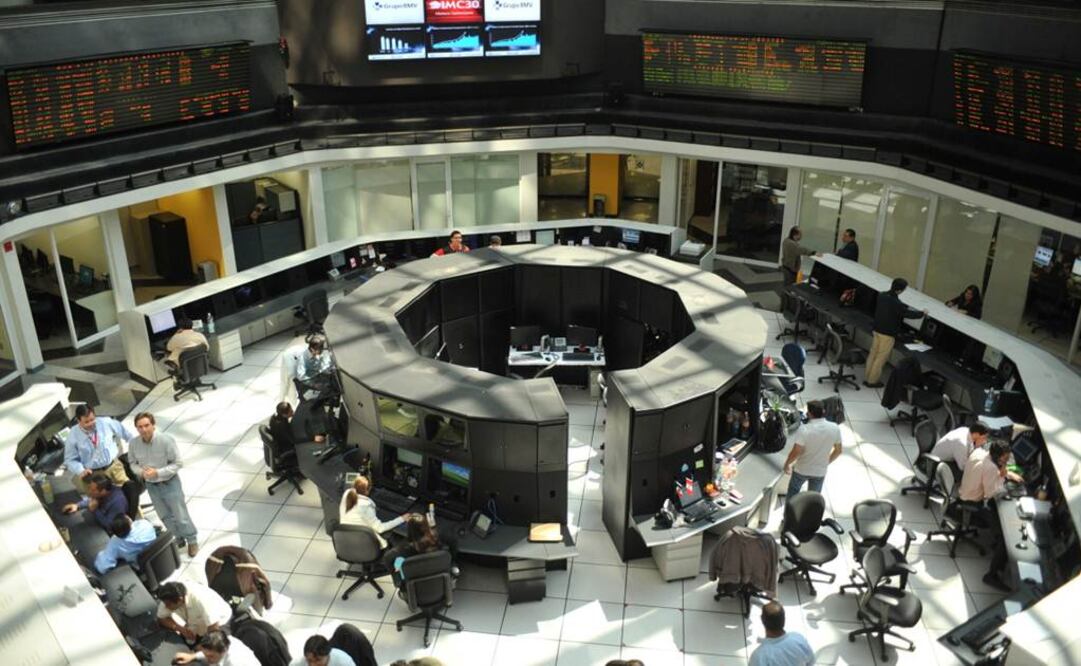 BMV gana 1.3%; dólar cierra en $16.85