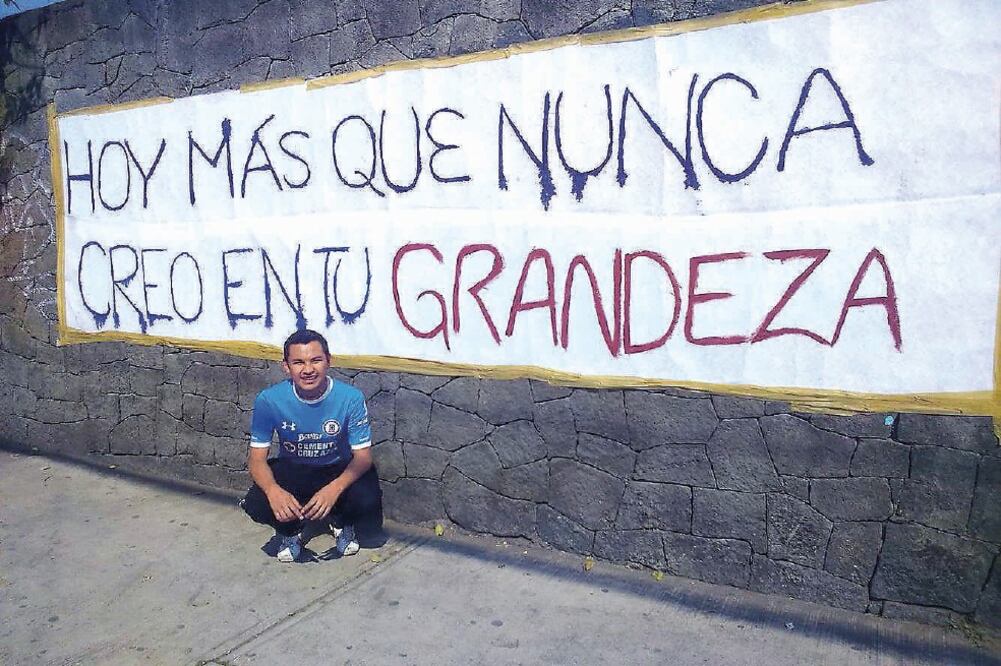 Un joven, que no ha visto campeón a Cruz Azul, lo motiva. (CHRISTIAN MENDOZA. EL UNIVERSAL)