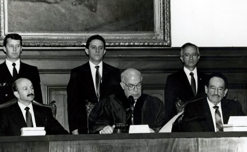 El entonces aún presidente de la SCJN, Ulises Schmill Ordóñez, lee su informe anual de labores. Lo flanquean el presidente en turno, Carlos Salinas de Gortari y el líder del Senado, Emilio M. González. 1991. Foto: Presidencia de la República.