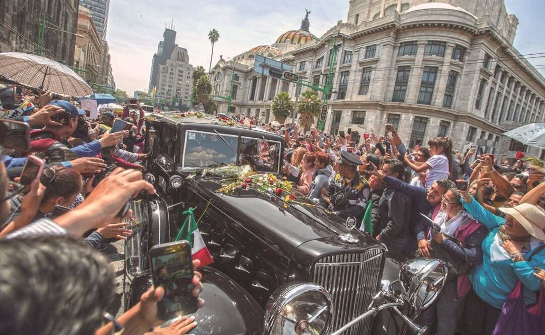El Palacio de Bellas Artes fue abarrotado tras el arribo de la carroza; las calles aledañas al Eje Central fueron cerradas a la circulación por el tumulto que esperaba al cantante. Foto: EL UNIVERSAL