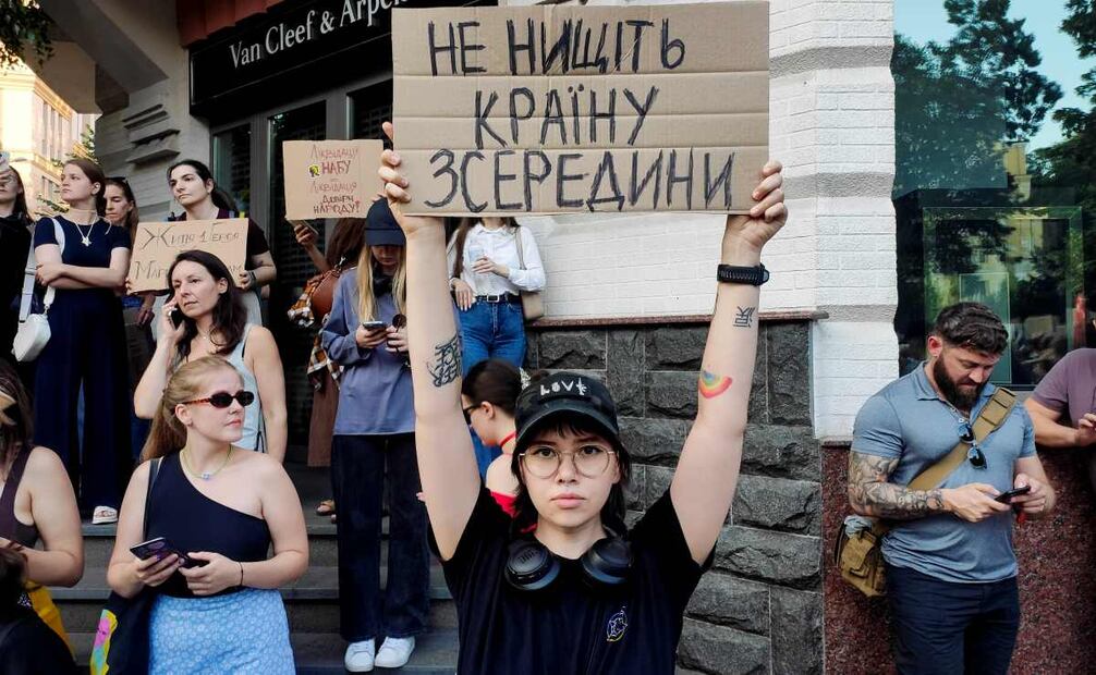 Miles de ucranianos se congregaron este miércoles por la noche en una céntrica plaza de Kiev, situada cerca a la residencia presidencial de Volodímir Zelenski, en el segundo día de protestas contra la aprobación de una ley cuyos críticos creen que despoja de su independencia a dos organismos clave en la lucha contra la corrupción, al someterlos al control del Estado. Foto: EFE