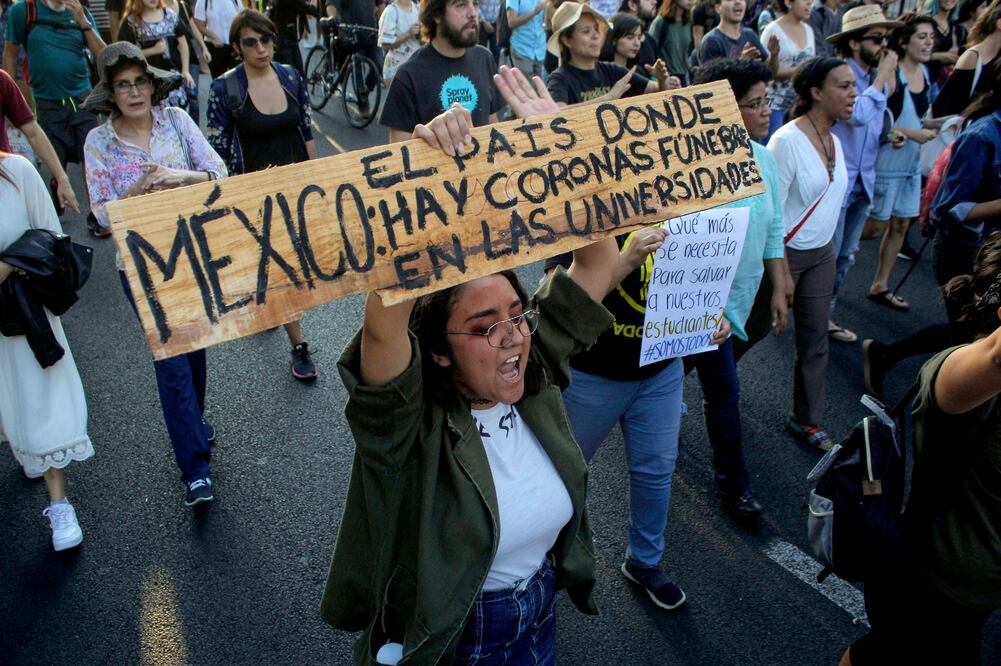 Aproximadamente mil personas, principalmente estudiantes, marcharon en la ciudad de Guadalajara para exigir la integración de una comisión de expertos independientes que den certezas a la investigación. (FOTO: JORGE ALBERTO MENDOZA)