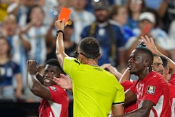 IFAB admite error arbitral que favoreció a Argentina en el Mundial 2026: la expulsión de Embolo fue incorrecta
