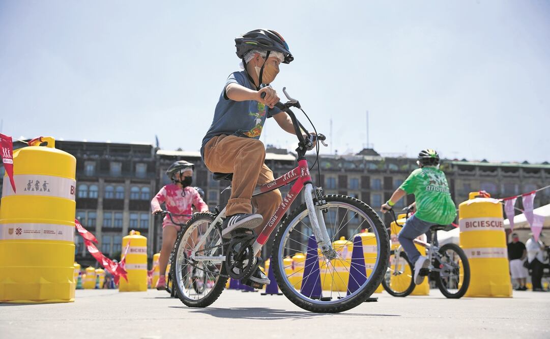 Biciescuela en el Zócalo. Foto: Germán Espinosa/ EL UNIVERSAL