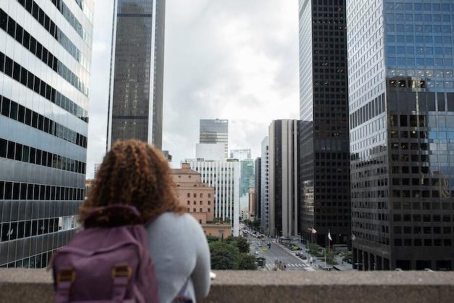 Vivir en edificios altos podría acelerar el envejecimiento. Fuente: Freepik.