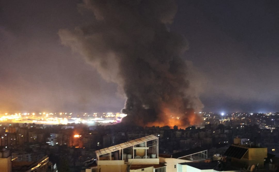 El humo se eleva después de un ataque aéreo israelí contra un área en el suburbio sur de Beirut a última hora del 3 de octubre de 2024. Foto: AFP