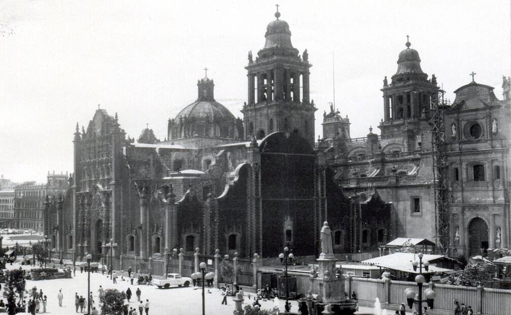 La vista de la Calle de Seminario, cuando estaba abierta al tránsito vehicular, así como la parte posterior de la Catedral Metropolitana en la década de los setenta. Colección Villasana.