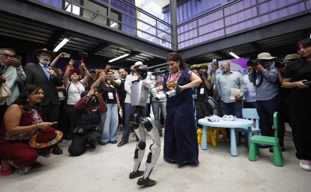 Clara Brugada baila con robot en Utopía Ceylán. Foto: Diego Simón