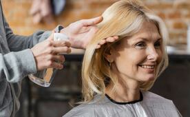 5 errores que hacen que las canas se vean más opacas 
