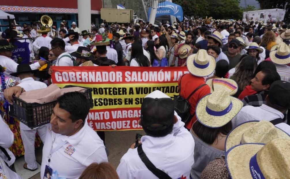 Aracely Cruz denunció que el mandatario se comprometió a atender su solicitud de audiencia para presentarle las pruebas de dos grupos de WhatsApp en lo que Donato Vargas, y otras personas, ejercían violencia contra mujeres indígenas de la Sierra Norte. Foto: Mario Arturo Martínez. EL UNIVERSAL