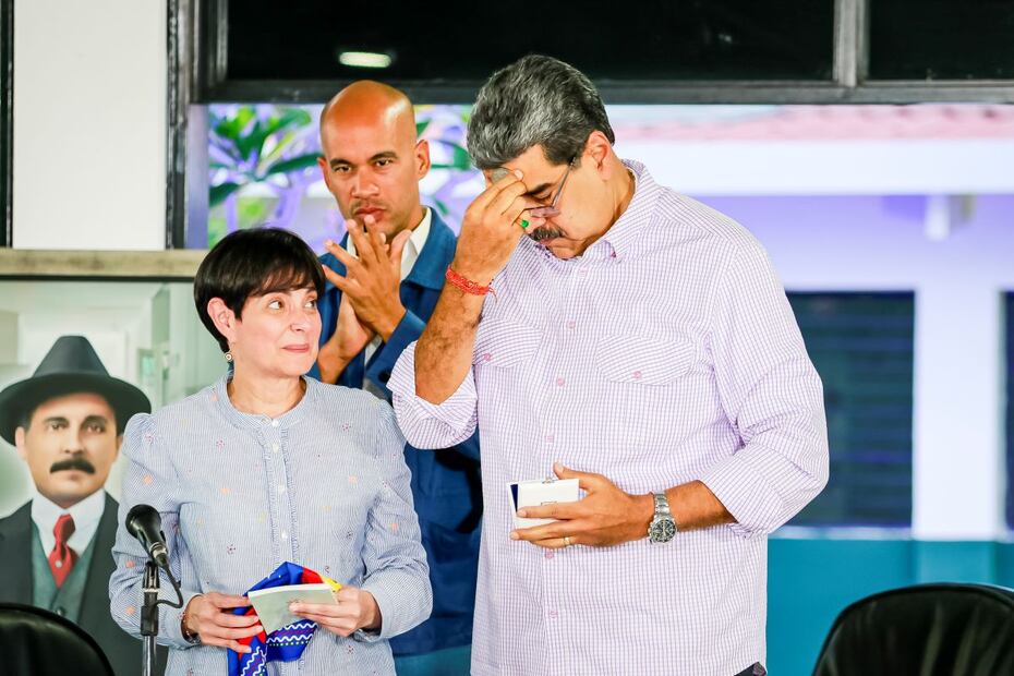 El presidente de Venezuela, Nicolás Maduro (der), en un acto de gobierno este miércoles, en Caracas. FOTO: EFE