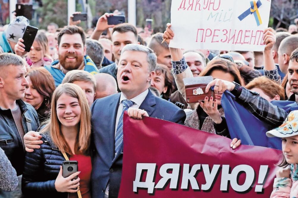 Apunta a la revancha. El mandatario saliente de Ucrania, Petro Poroshenko, prometió que irá por las presidenciales de 2024. / TATYANA ZENKOVICH. EFE