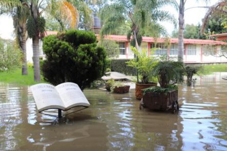 Tromba deja 15 escuelas inundadas en Morelia