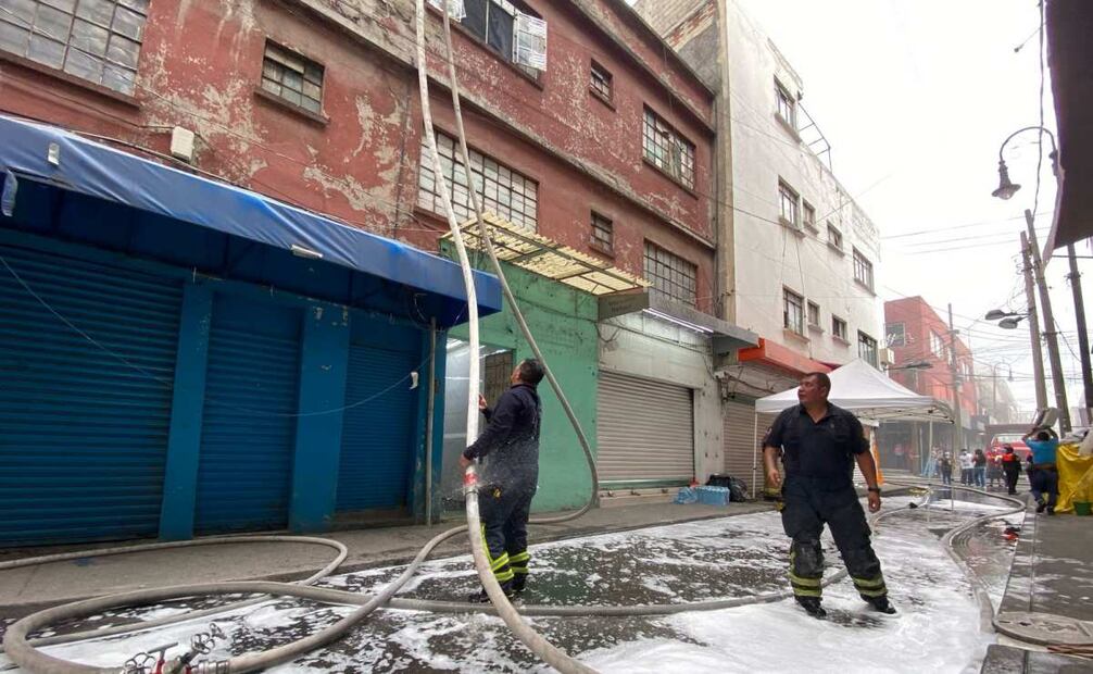 Se cumplen 6 horas de incendio en bodega de ropa en la alcaldía Cuauhtémoc (04/08/2025). Foto: Juan Carlos Williams / EL UNIVERSAL