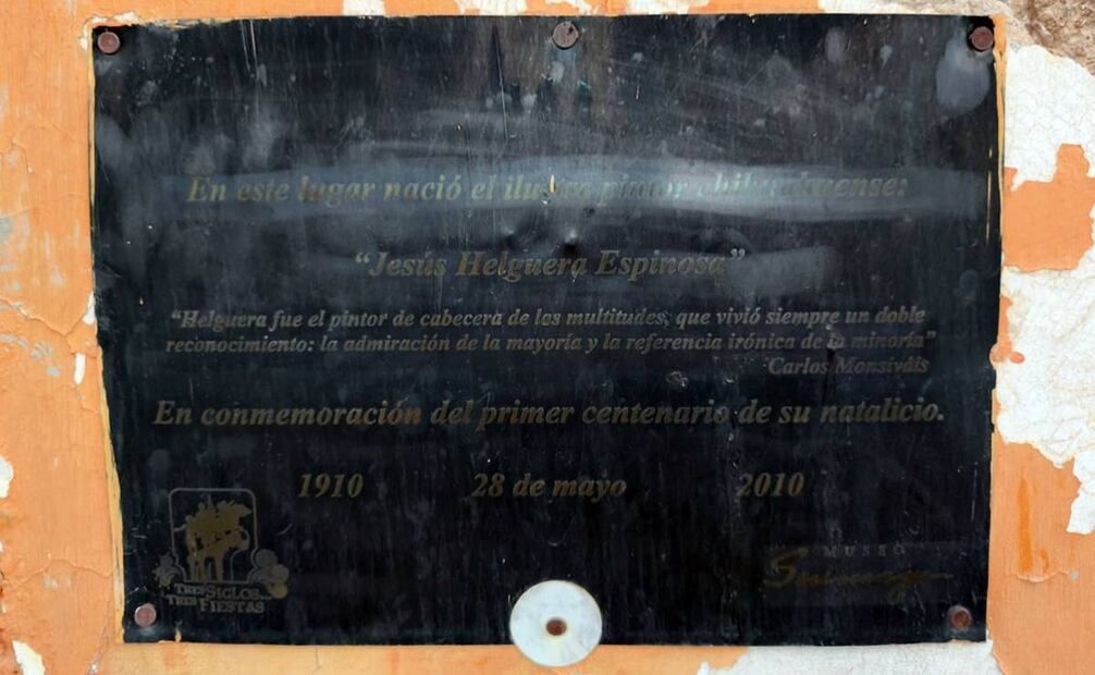 Placa que luce fuera de la casa que viera nacer al pintor chihuahuense Jesús Helguera Espinosa, misma que se mandó a hacer en el centenario de su natalicio, 2010. Foto Heidi Ramírez/Cortesía.