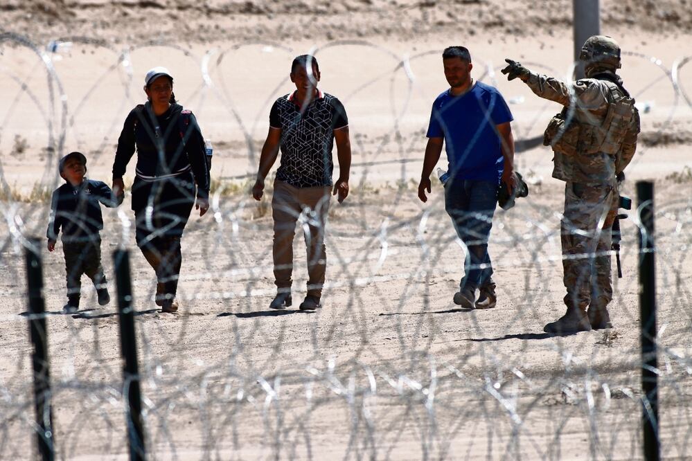 El gobierno del presidente Joe Biden promulgó una nueva norma que busca elevar los estándares bajo los cuales se puede solicitar asilo en la frontera sur. Foto: Especial