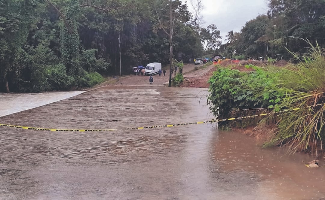 En el municipio de San Juan Bautista Tuxtepec varias comunidades de la región quedaron incomunicadas debido a que la carretera federal 175 fue inundada por la crecida del arroyo de San José Chiltepec. Foto Especial
