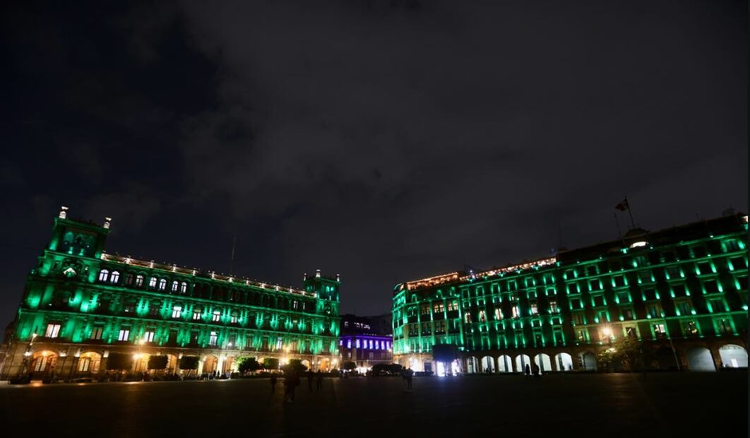 Edificios y monumentos de la Ciudad de México son iluminados de color verde por el inicio de la cuenta regresiva del Mundial de futbol 2026, el miércoles 11 de junio de 2025, que se inaugurará dentro de un año en el estadio Azteca. Foto: Valente Rosas/EL UNIVERSAL