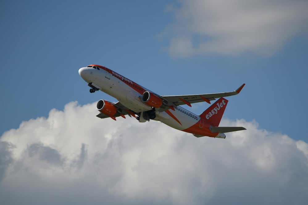 Volar de día hace que los pilotos tengan más visibilidad natural para maniobrar

Imagen: Pexels