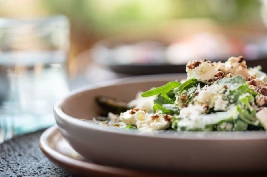 Espárragos rostizados, arúgula, nuez, queso de cabra y parmesano