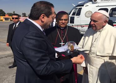 Eruviel le regala un Árbol de la Vida al Papa