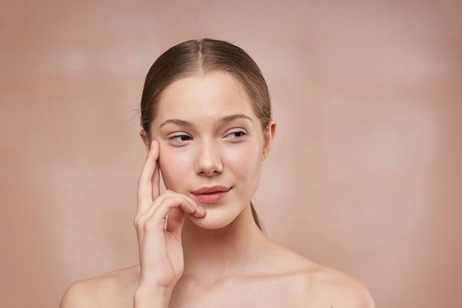 Cuida tu rostro con agua mineral. Foto: Pexels