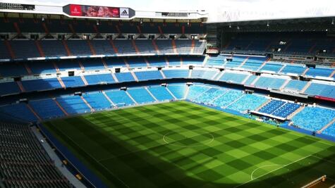 Aficionados visitan el Santiago Bernabéu previo a la remodelación