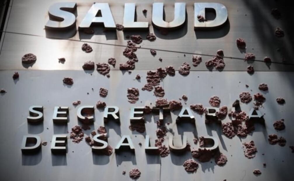 Llenan sede de Secretaría de Salud de "pústulas"; activistas exigen compra de vacunas ante alza de viruela del mono