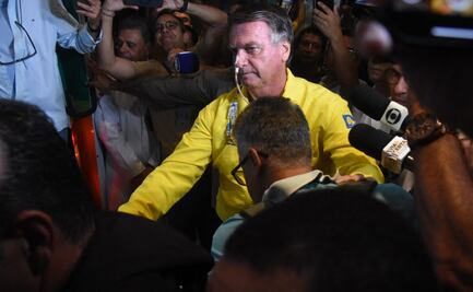 Jair Bolsonaro sale del hospital tras recuperarse de una cirugía intestinal; seguidores lo reciben con gritos y banderas