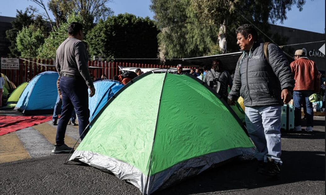 Maestros integrantes de la CNTE instalan plantón frente a la Cámara de Diputados como parte del paro de labores de 48 horas, en la Ciudad de México, el 13 de noviembre de 2025. Foto: Gabriel Pano/EL UNIVERSAL