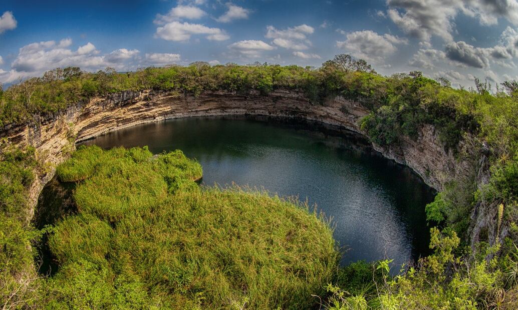 El Zacatón, en medio de la selva, está interconectado con otras pozas. Foto: Comisión Mexicana de Filmaciones / Flickr