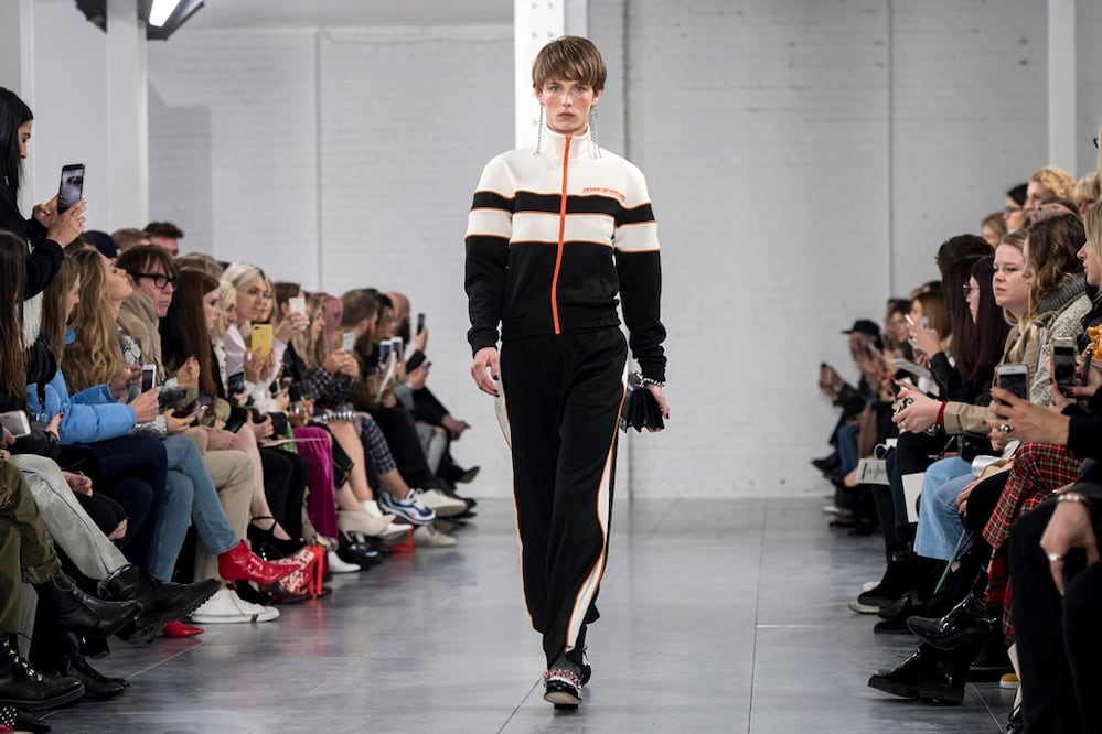 Una versión athleisure de los clásicos pants, de House of Holland./ Agencias