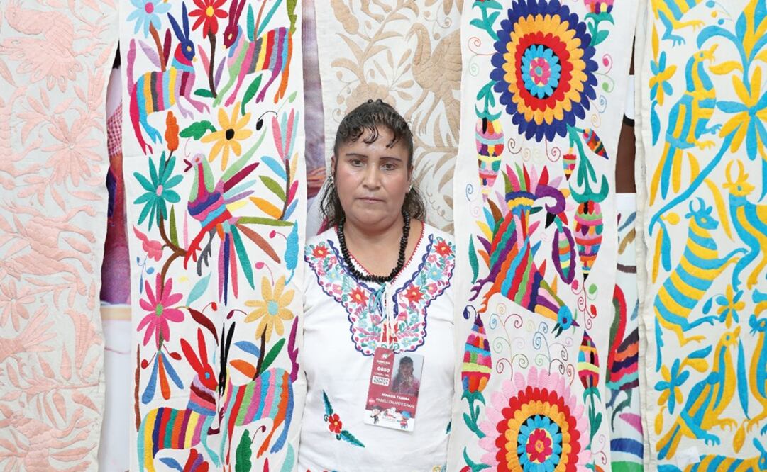 Mexican artisan shows her artwork – Photo: Valente Rosas / EL UNIVERSAL