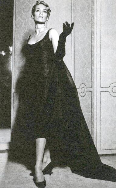 Vestido negro de escote amplio, diseñado por Tao Izzo en los años 50, que llevaba guantes negros a juego, un accesorio muy socorrido en la época. La aplicación en la espalda es un detalle que muestra la tendencia del artista al lujo. Cultura CDMX/AMAC.