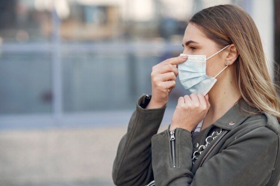 Cómo cuidar tu piel del acné asociado al uso de mascarillas Post-COVID. Fuente: Freepik.