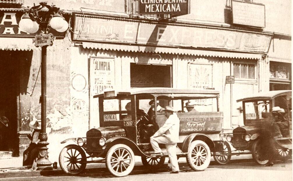 Camiones modelo “TT” que llevaban pasajeros en lo que fue, a juzgar por el letrero, una ruta que cruzaba la colonia Roma a través de la avenida Mérida, alrededor de los años veinte. Crédito: “60 AÑOS DE FORD EN MÉXICO -NARRATIVA GRÁFICA”.
