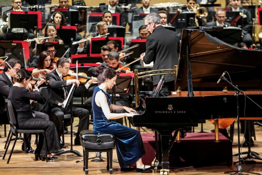 Noelia Rodiles al piano interpretando la Partita n. 4 de Julián Orbón junto a la Filarmónica de Jalisco.