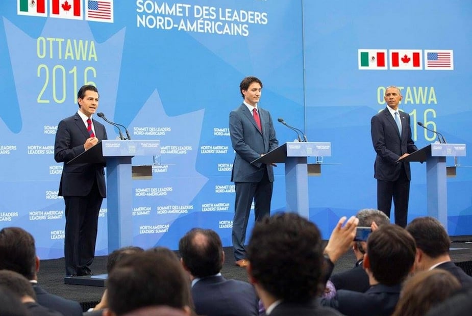 En una conferencia conjunta con sus colegas de Estados Unidos, Barack Obama, y de Canadá, Justin Trudeau, tras una cumbre en Ottawa, Peña dijo que "el aislamiento no es la ruta, la integración lo es", un día después de que Trump prometió una renegociación del Tratado de Libre Comercio de América del Norte (TLCAN) si es electo. Foto Presidencia