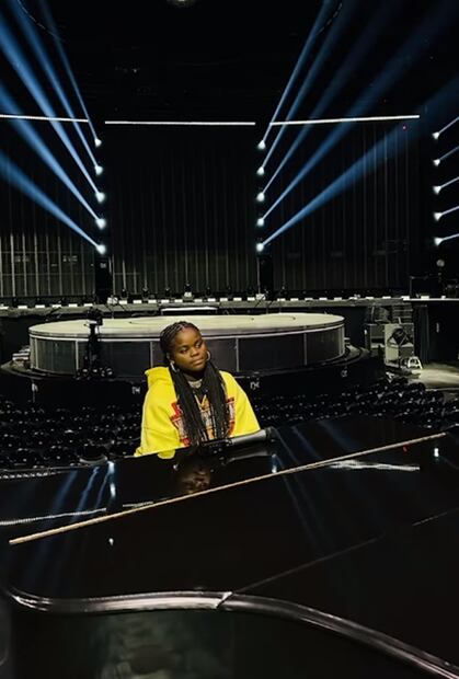 Mercy James, hija de Madonna, en los ensayos de uno de los conciertos de la cantante; es la pianista del show.
Foto: Instagram