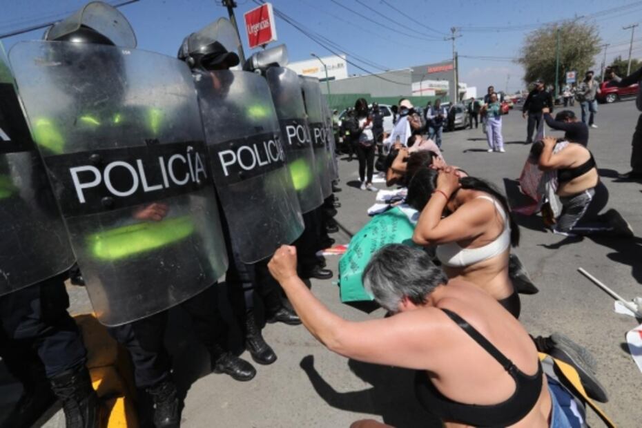 Realizan protesta pacífica frente a la Codhem; granaderos pretendían desalojarlos