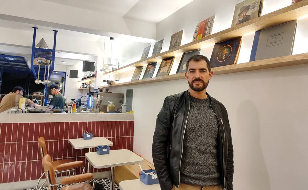 Al interior de una cafetería que luce los colores de una colección de discos de vinilo, Manuel Balbi compartió un exclusivo vistazo a su formación y trayectoria. Foto: Raúl J. Fontecilla.