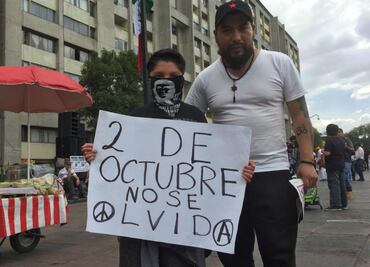 Niño se suma y acompaña a su padre a la marcha por el 2 de octubre de 1968