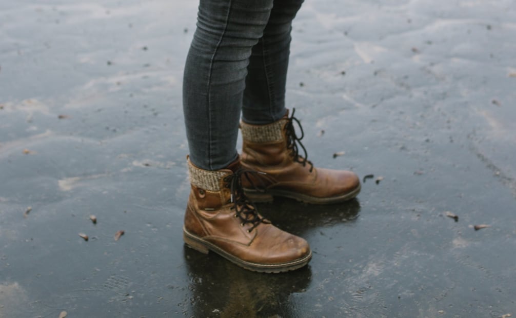 Los zapatos de cuero pueden ocasionar ampollas y rozaduras cuando se mojan. Foto: Freepik