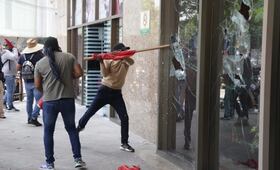 CETEG irrumpe en la Torre Bienestar de Reforma; portan resorteras, piedras y extintores