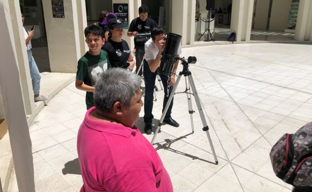 Jovenes y niños observaron el eclipse parcial en Mérida. Foto Especial