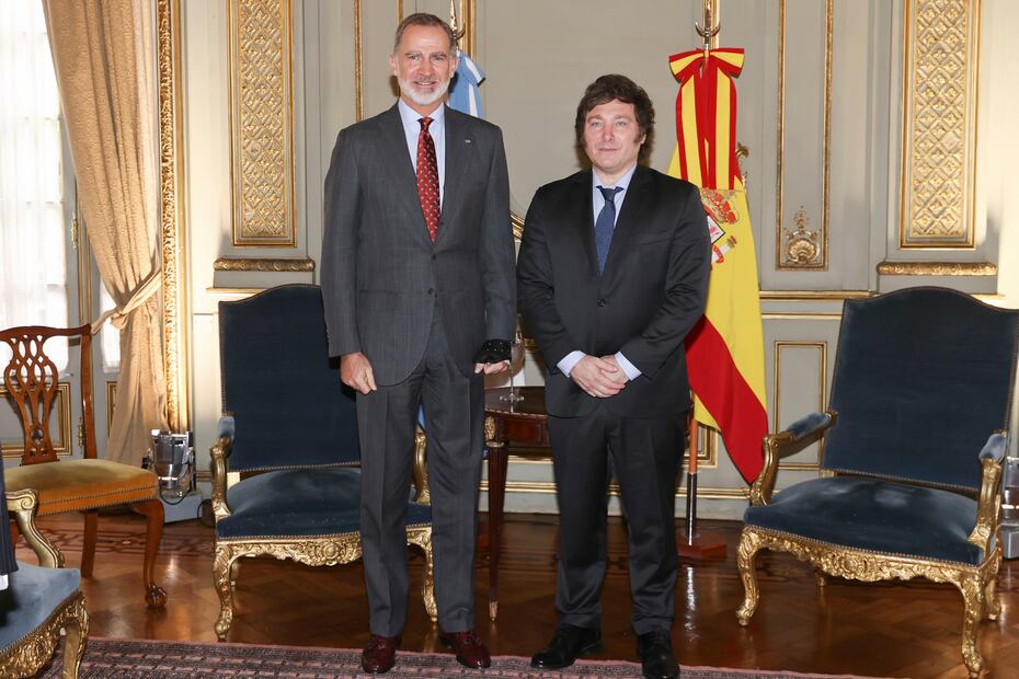 BUENOS AIRES.- El Rey Felipe VI y el presidente electo de Argentina, Javier Milei, durante el encuentro que han mantenido hoy sábado en Buenos Aires. Foto: EFE / Casa de S.M. el Rey / JOSE JIMENEZ.