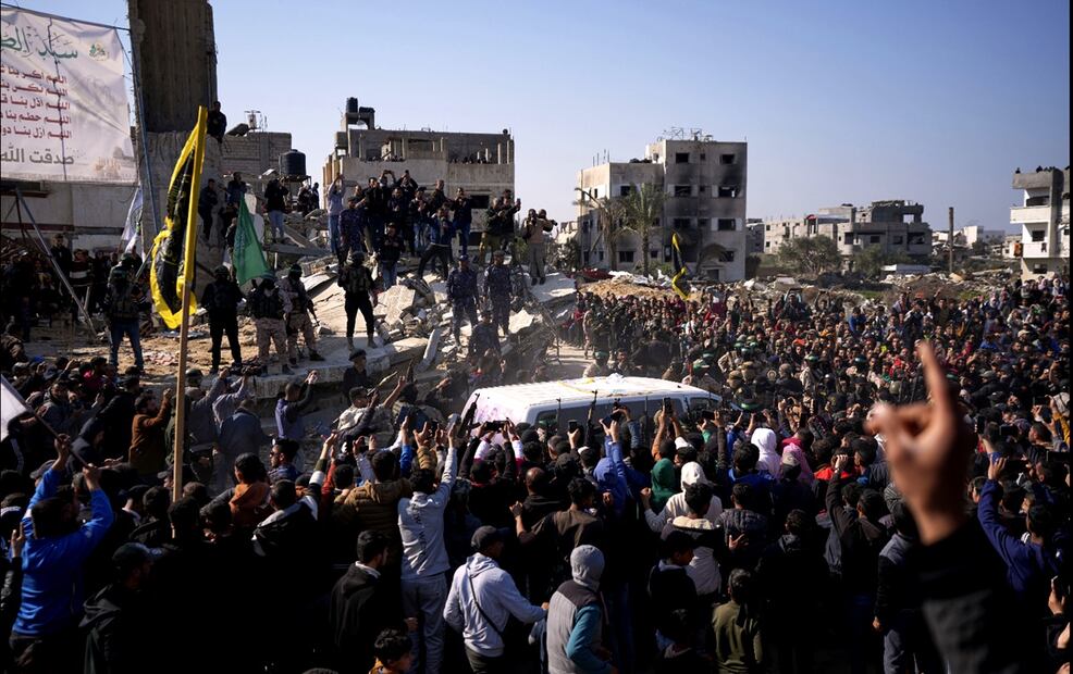 Milicianos enmascarados de Hamas liberaron a ocho rehenes el jueves 30 de enero de 2025, como parte del alto al fuego en la Franja de Gaza. Foto: AP