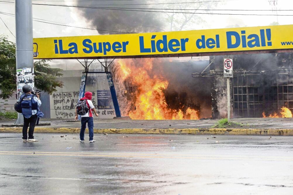 Personas incendiaron en Managua, la sede de Nueva Radio Ya, la principal emisora radiofónica del gobierno, luego de que un grupo atacó la Universidad Nacional de Ingeniería, que fue tomada por estudiantes inconformes en contra de Daniel Ortega.